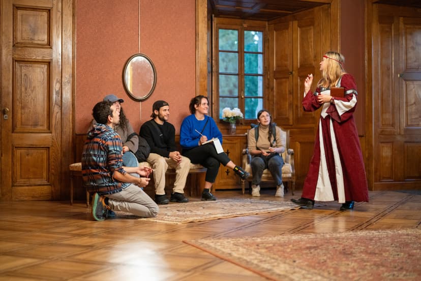 Équipe analysant les indices de la disparition