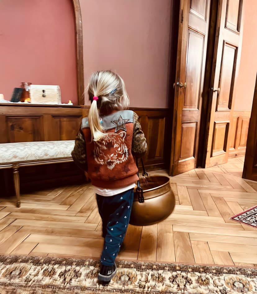 Équipe travaillant ensemble sur l'énigme