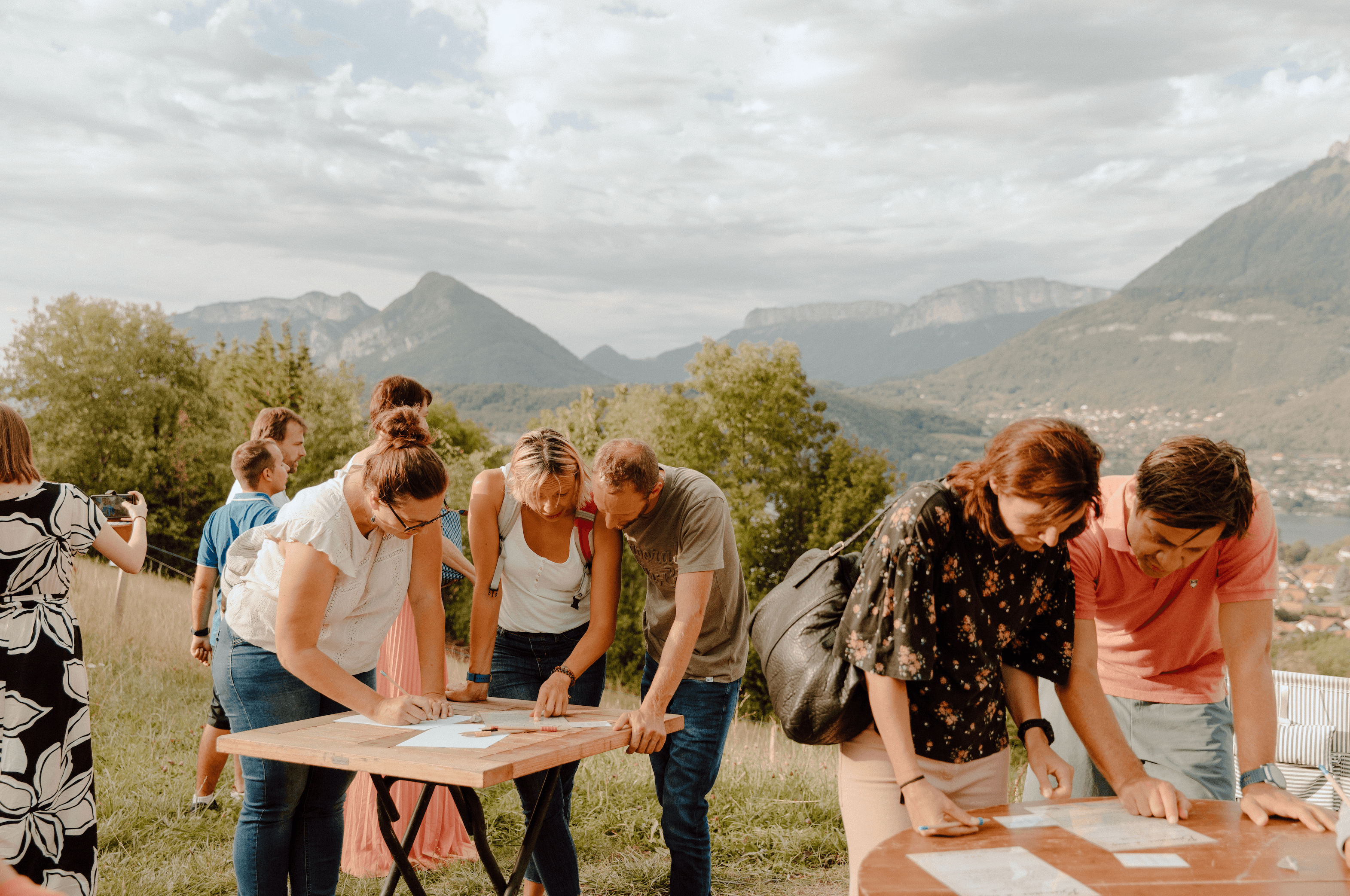 Equipe en train de résoudre une énigme
